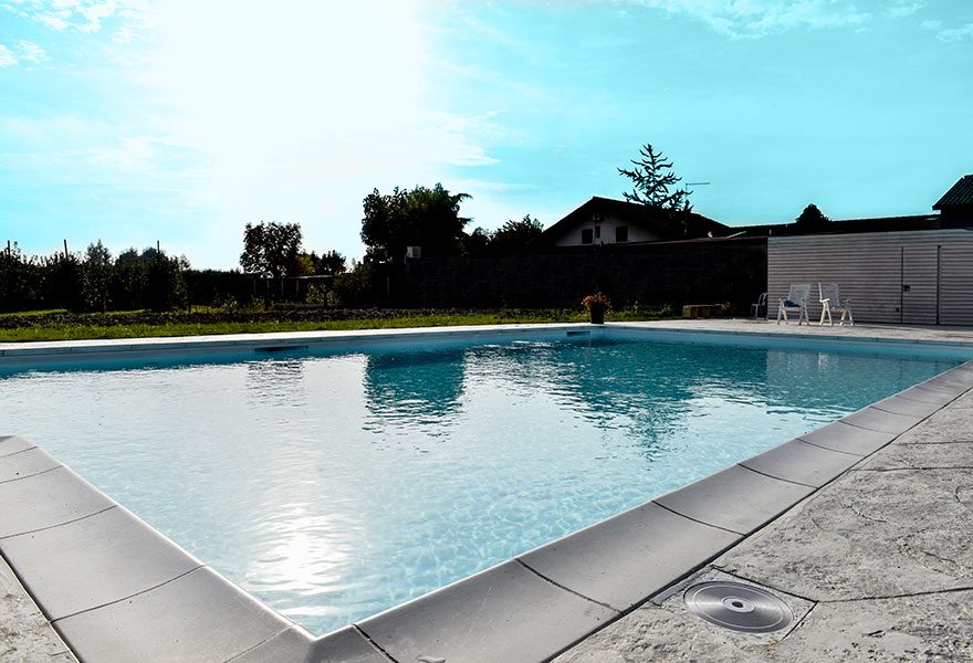 piscina provvista di skimmer